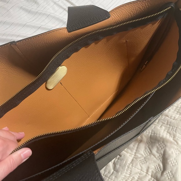 HOBO Black and Tan Tote Bag Elegant Everyday Essential - Picture 3 of 7